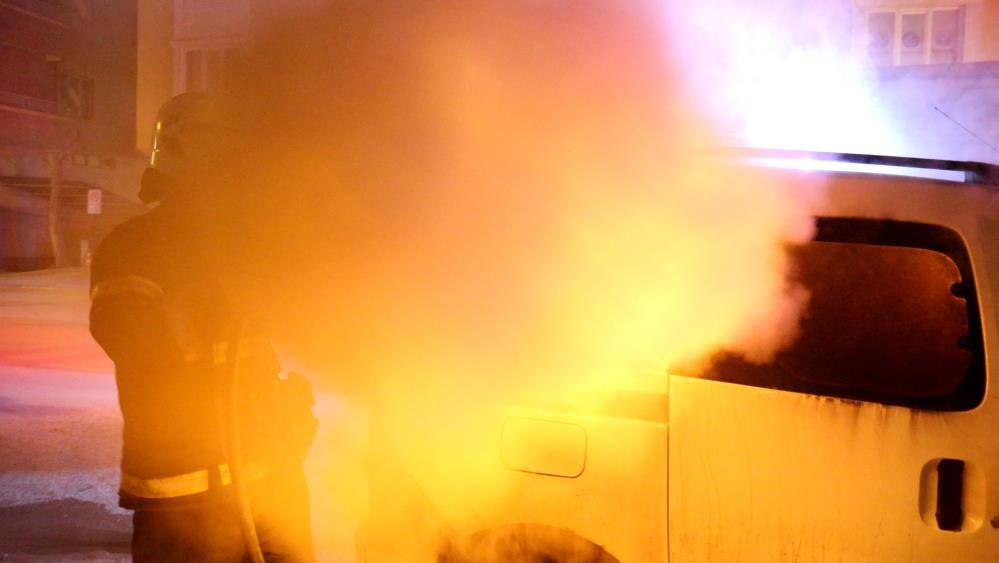 Araç yangınında itfaiye eri ve kameramanın ölümden döndüğü an 4